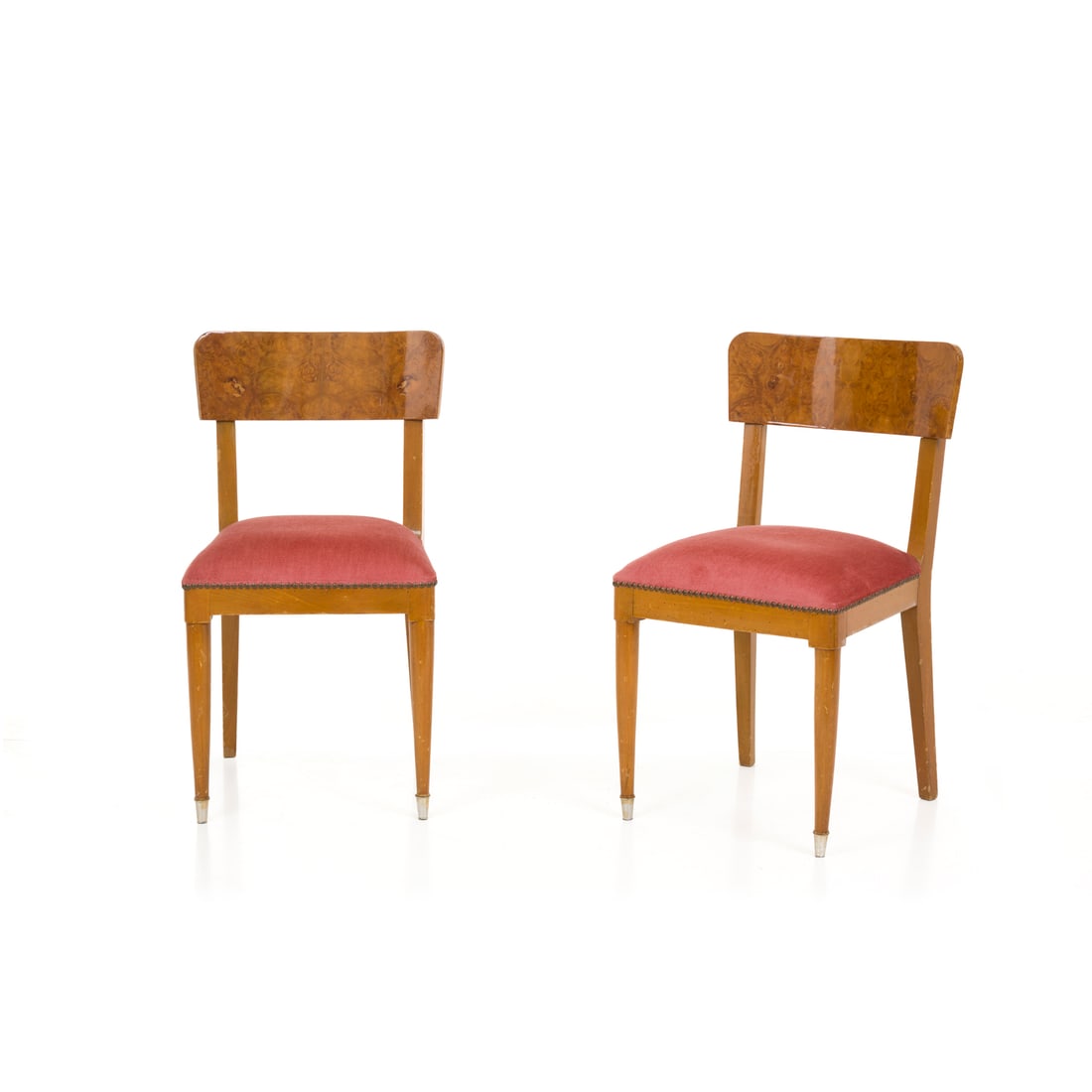 Manifattura italiana, 1940 ca.: Manifattura italiana Coppia di sedie Struttura in legno impiallacciato radica, puntali in ottone Prod. Italia, 1940 ca. 78 x 41 x 40 cm Italian manufacture A pair of chairs Frame in burl veneer, brass