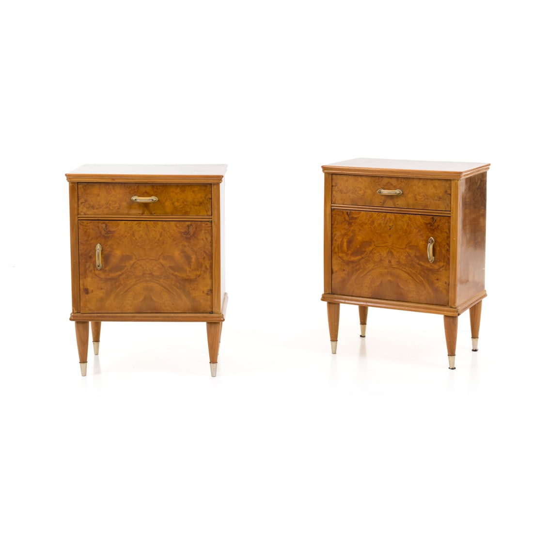Manifattura italiana, 1940 ca.: Manifattura italiana Coppia di comodini Struttura in legno impiallacciato radica, puntali in ottone Prod. Italia, 1940 ca. 63 x 31 x 48 cm Italian manufacture A pair of bedside tables Burr veneer wood