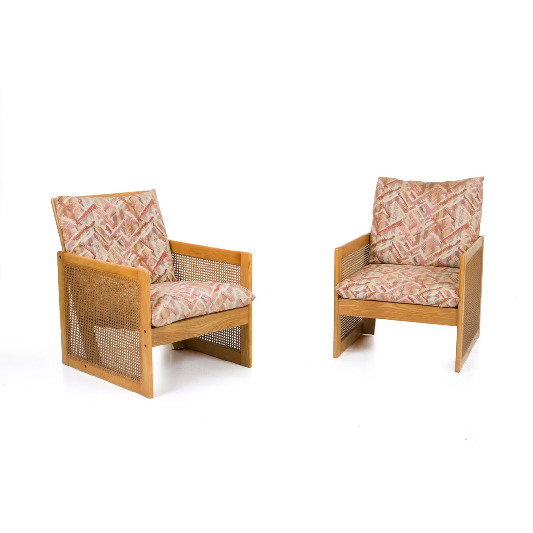 Manifattura italiana, 1960 ca.: Manifattura italiana Coppia di poltrone Struttura in legno e vimini intrecciato, cuscini in tessuto imbottito Italia, 1960 ca. 80 x 61,5 x 75 cm Italian manufacture A pair of armchairs Wooden structur