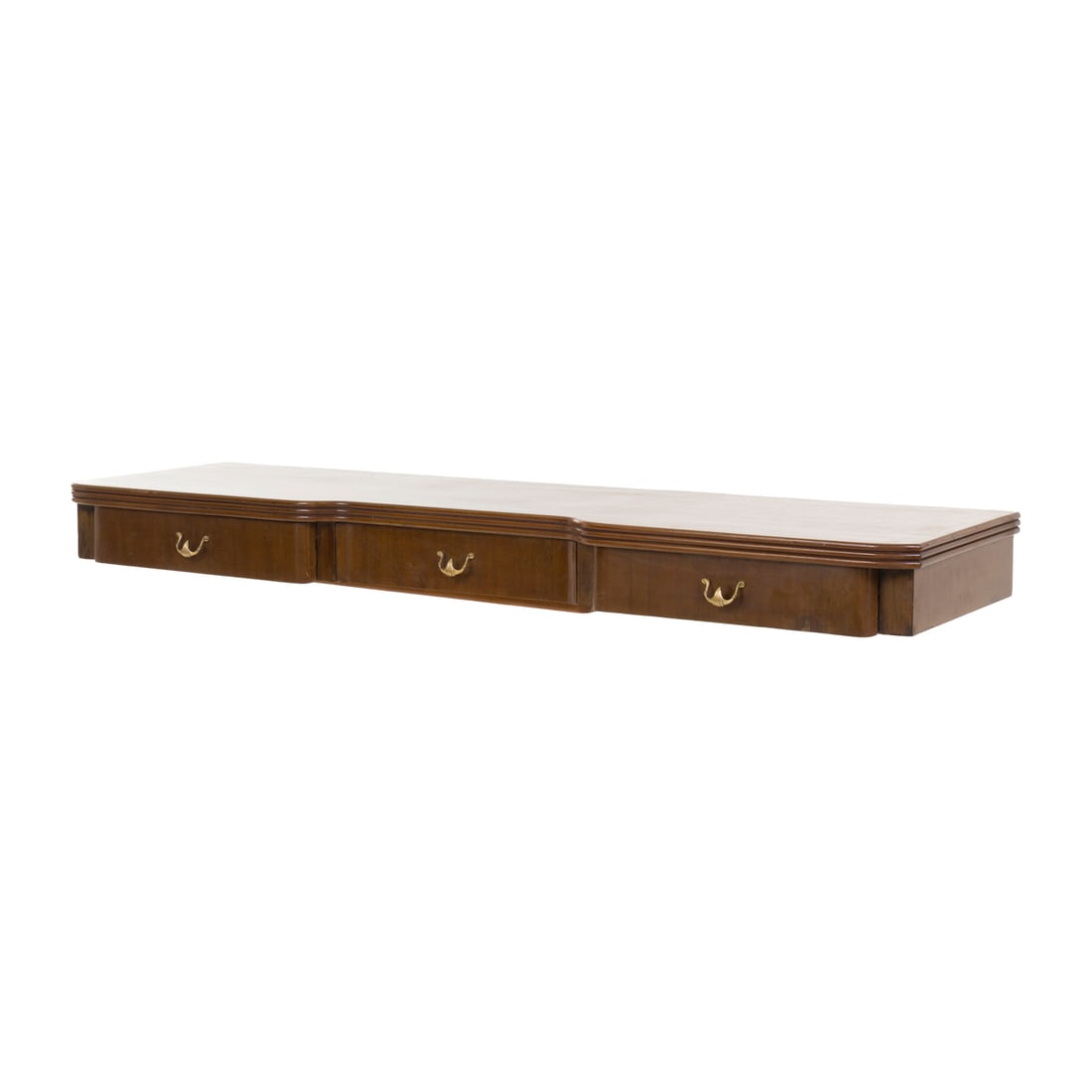Paolo Buffa (1903 - 1970) nello stile di: Paolo Buffa (1903 - 1970) nello stile di Grande consolle pensile Struttura in legno sagomato e grissinato, pomelli in ottone lavorato Prod. Italia, 1940 ca. 13,5 x 152 x 46 cm Paolo Buffa (1903 -1970)