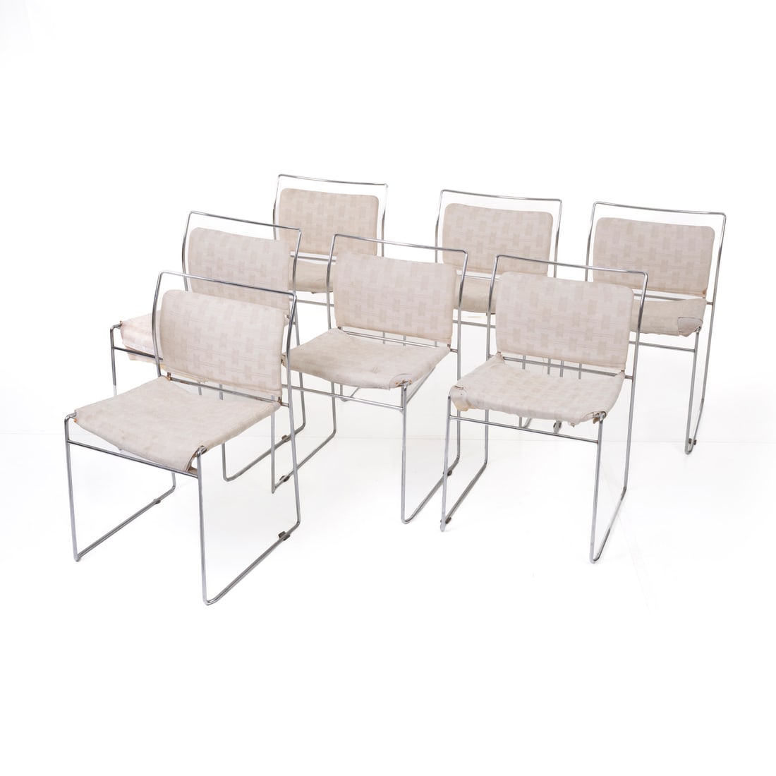Kazuhide Takahama (Nobeoka 1930 - Bologna 2010): Kazuhide Takahama (Nobeoka 1930 - Bologna 2010) Sette sedie Mod. Jano Struttura in metallo cromato e rivestimento in tessuto Prod. Simon Gavina Italia, 1970 ca. 72 x 44,5 x 47,5 cm Etichetta della man