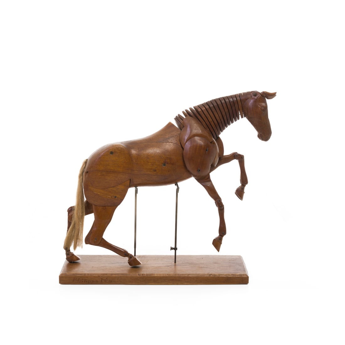 Philippe Léo, Francia, 1940 circa: Philippe Léo Modello di cavallo con struttura snodabile Legno scolpito e rifinito, meccanismo interno in metallo, coda in crine di cavallo Prod. Francia, 1940 circa 46 x 50 x 13 cm Firma dell'artista
