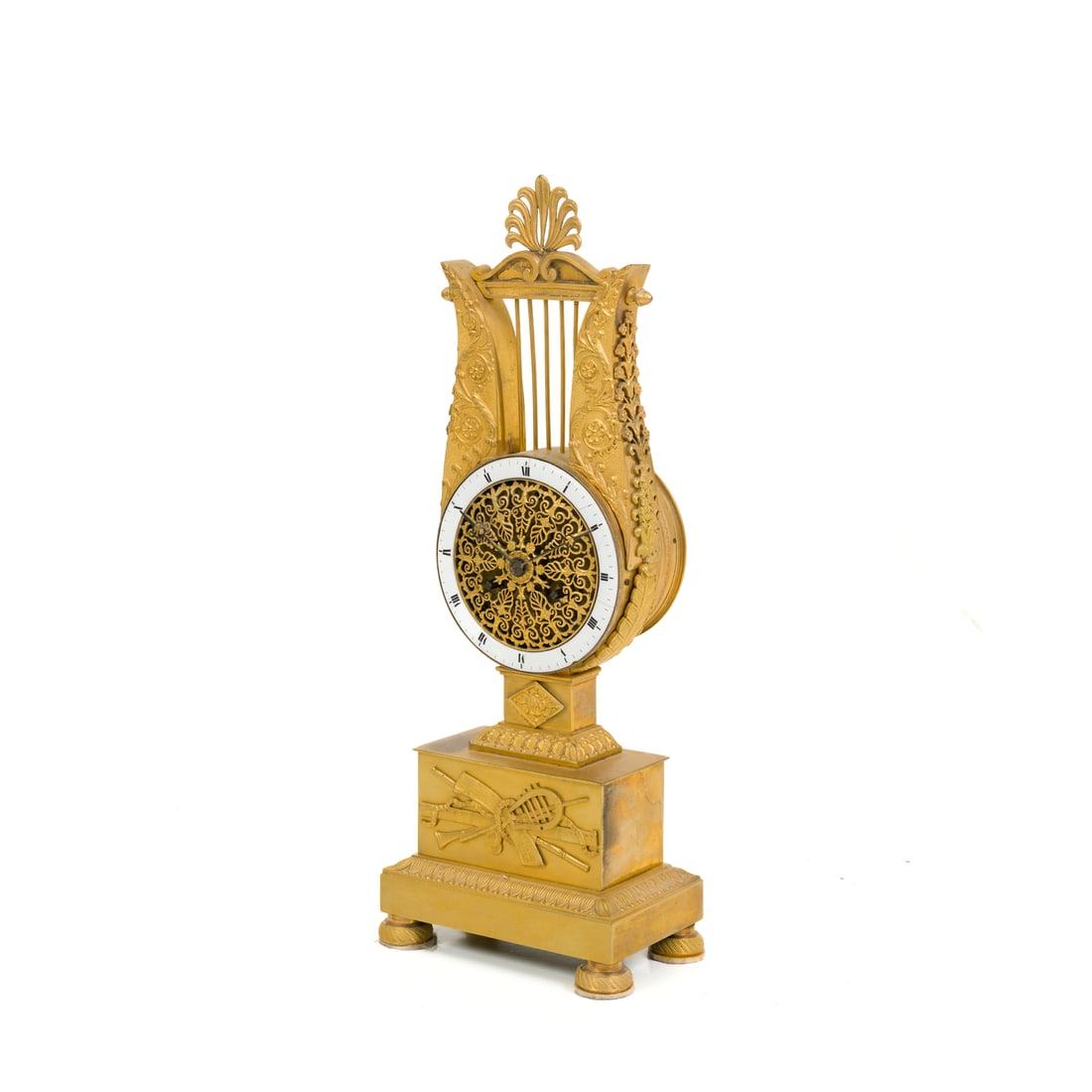 Orologio, Francia, XIX secolo: Orologio da mensola a lira Bronzo dorato finemente cesellato Francia, prima metà del XIX secolo 43 x 15 x 9,5 cm Base rettangolare a gradini con decorazioni, su quattro piedini torniti e cesellati Lu