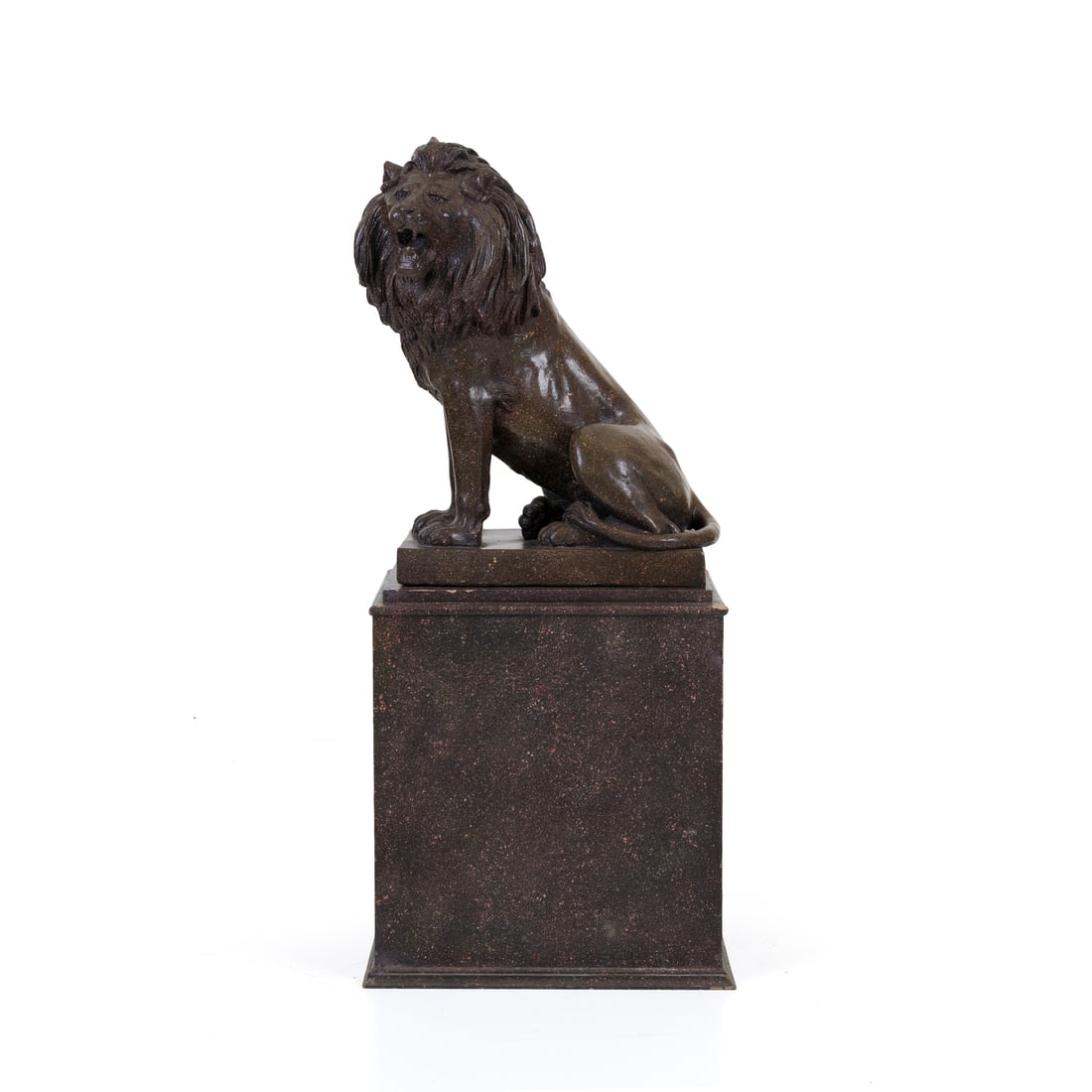 Scultore italiano del XIX secolo: Scultore italiano del XIX secolo Leone Terracotta con finitura a finto porfido rosso, base in legno 134 x 57 x 39 cm Italian sculptor of the 19th century A lion Terracotta with a faux red porphyry fin