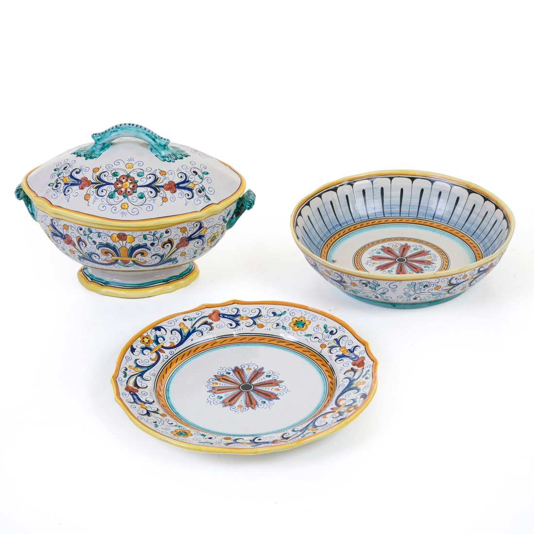 Manifattura Deruta, inizio del XX secolo: Manifattura Deruta Due piatti e una zuppiera Ceramica policroma Italia, inizio XX secolo d 32 cm (piatto) d 30,5 cm (piatto da portata) 23 x 33 x 22 cm (zuppiera) Il piatto presenta un decoro tradizio