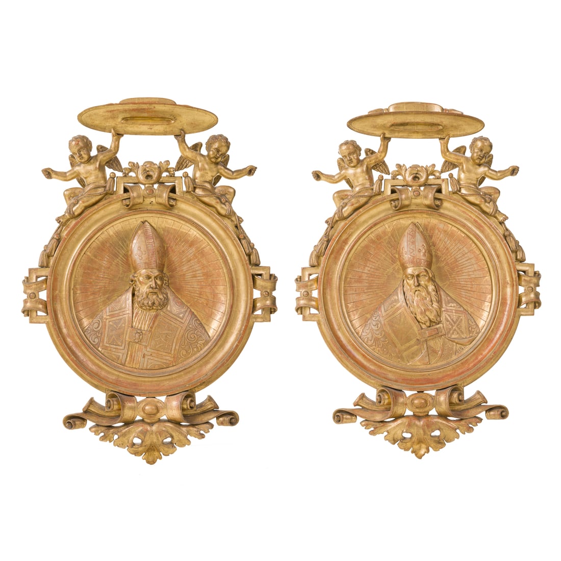 Scultore piemontese del XIX secolo: Scultore piemontese del XIX secolo Coppia di medaglioni con bassorilievi di due vescovi Legno scolpito e dorato in foglia oro 85 x 60 cm Piedmontese sculptor of the 19th century A pair of medallions w