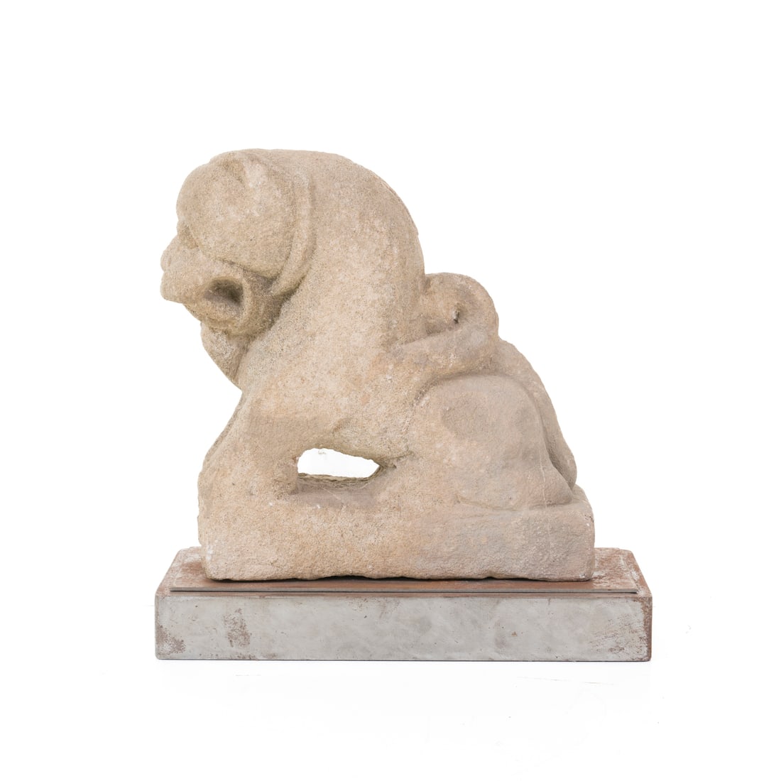 Figura di leone, India, XI/XII secolo: Figura di leone Pietra arenaria India, XI/XII secolo 35 x 34 x 14 cm (con base) A lion figure Sandstone India, 11th/12th century 35 x 34 x 14 cm (with the base)