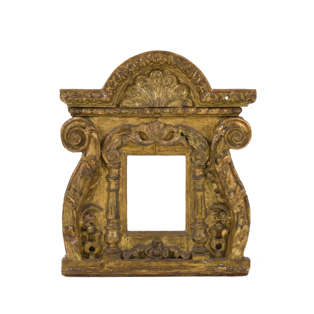 Cornice, Spagna, XVIII secolo: Cornice Legno scolpito e dorato Spagna, XVIII secolo 76 x 62 cm A frame Carved and gilded wood Spain, 18th century 76 × 62 cm