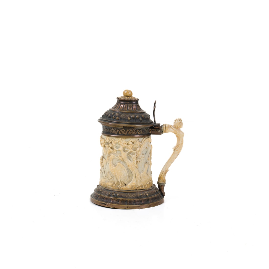Boccale o tankard, Germania, XVIII secolo: Boccale o tankard con corpo scolpito rappresentato da putti e bacchi, impugnatura a voluta con figura femminile Avorio, montatura in rame Germania XIX secolo h 13 cm Corredato da certificato CITES n. 