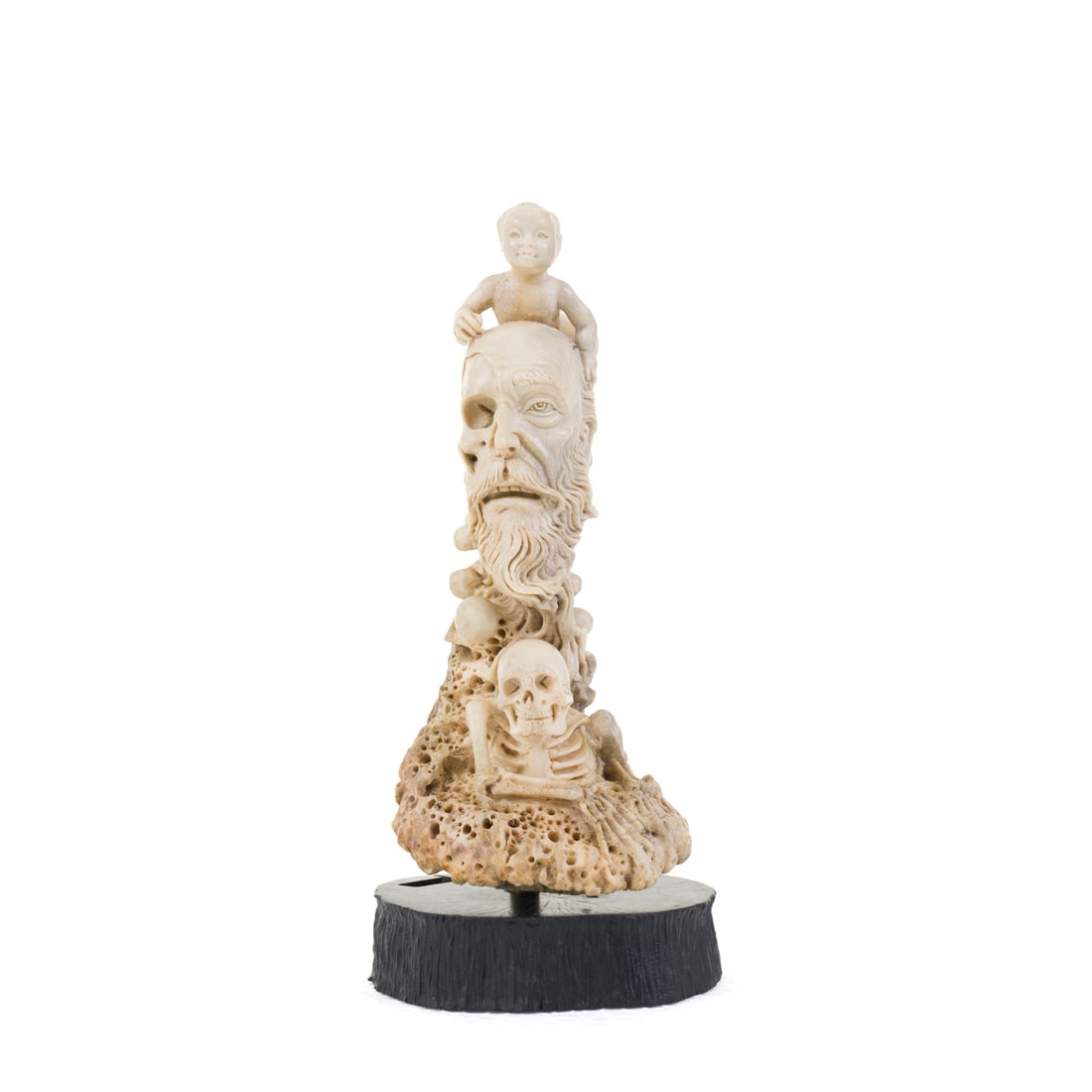 Scultura da Wunderkammer, manifattura tedesca, XIX secolo: Scultura figurativa da Wunderkammer Raffigurante le tre età (nascita, vita e morte) Corpo in corno di cervo scolpito e lavorato a mano, base in legno Manifattura tedesca, XIX secolo h 14 cm Firmata s