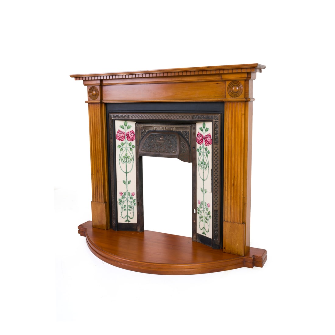 Camino, Inghilterra, XX secolo: Camino Cornice in pino, inserto in ghisa finemente decorato e impreziosito da piastrelle in ceramica a disegno floreale Inghilterra, XX secolo 121 x 143 x 49 cm A fireplace Pine frame, finely decorate