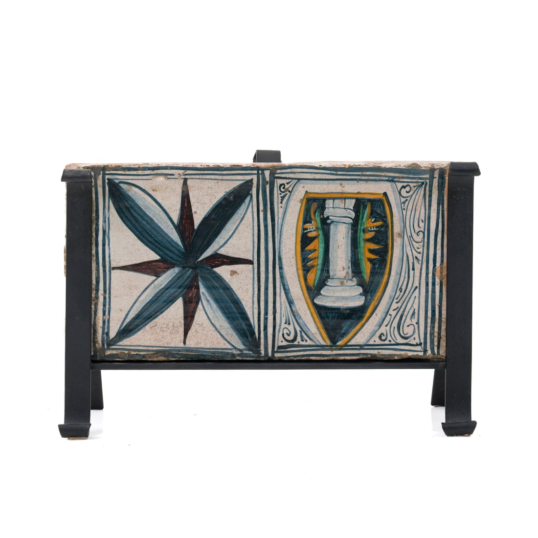 Mattonella, centro Italia, XV/XVI secolo: Mattonella Terracotta con superficie maiolicata Centro Italia, XV/XVI secolo 16 x 32 x 4,5 cm (telaio escluso) A tile Terracotta with glazed maiolica surface Central Italy, 15th/16th century 16 x 32 x