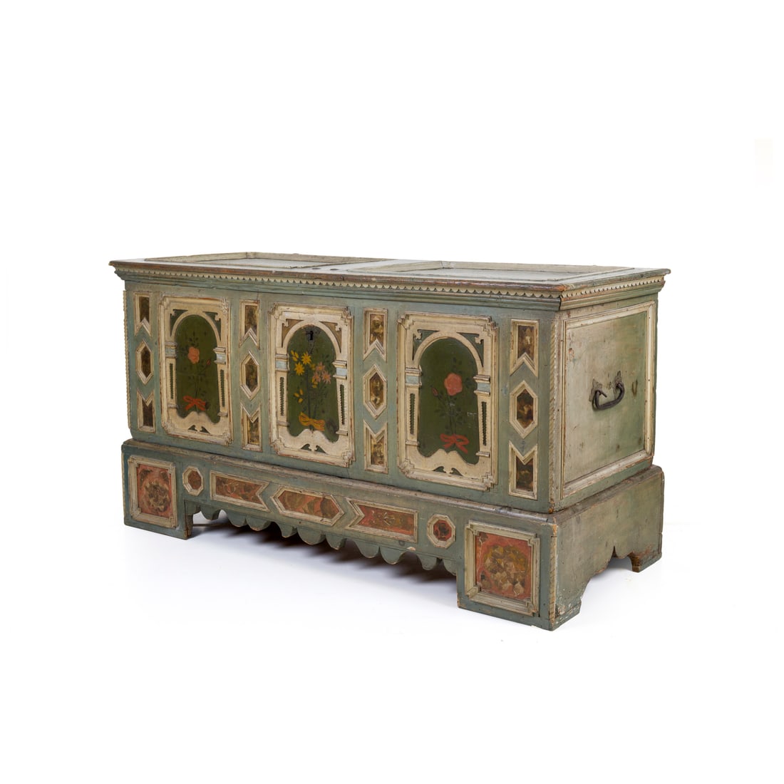 Cassapanca nuziale, Italia, XIX secolo: Cassapanca nuziale Legno laccato e dipinto a motivi floreali Italia, XIX secolo 91 x 166 x 70 cm A wedding chest, Italy, 19th century Lacquered wood painted with floral motifs Italy, 19th century 91 x