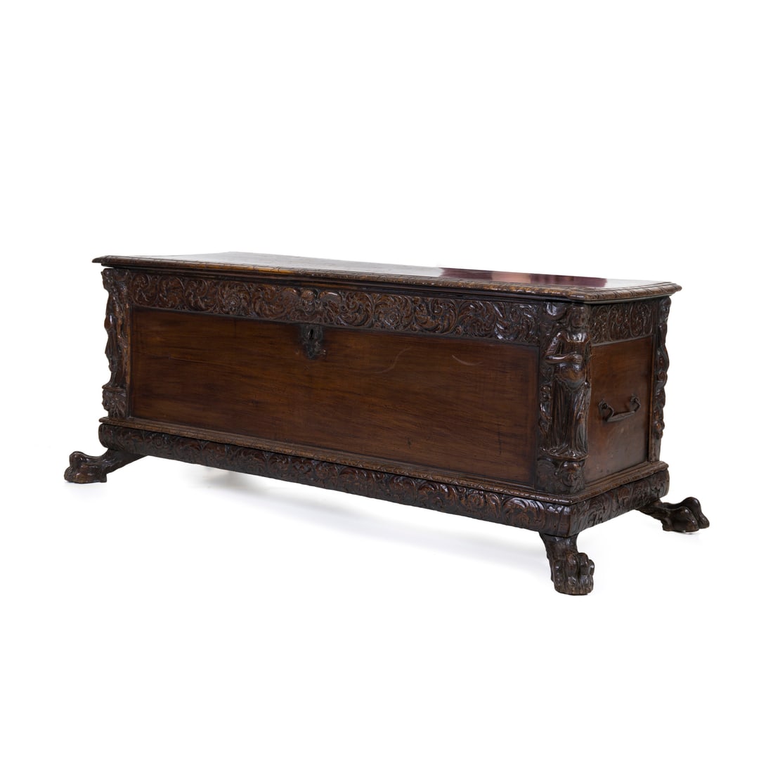 Cassapanca, Italia, XVII/XVIII secolo: Cassapanca Noce intagliata Italia, XVII/XVIII secolo 66 x 158 x 63 cm Montanti a bambocci e piedi a zampa ferina A chest Carved walnut Italy, 17th/18th century 66 x 158 x 63 cm Bambocci uprights and p