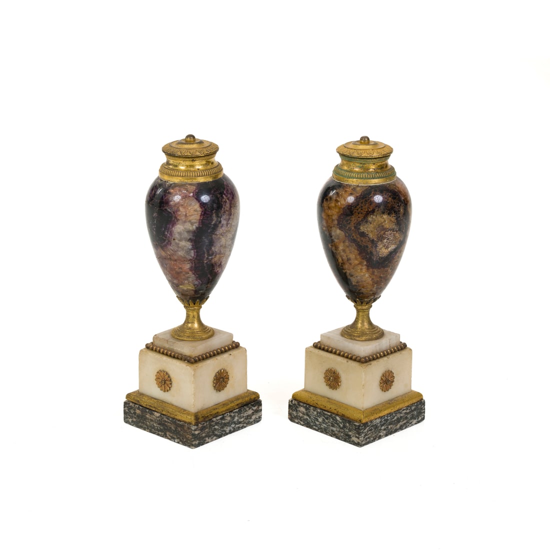 Coppia di vasi Blue John, Francia, XIX secolo: Coppia di vasi Blue John a forma di balaustro Basi quadrate di marmo bianco, decori applicati in bronzo dorato Francia, XIX secolo h 20 cm A pair of Blue John vases in baluster form Square white marbl