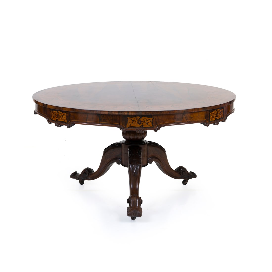 Tavolo e sei sedie, Inghilterra, XIX secolo: Tavolo rotondo e sei sedie Legno finemente intarsiato Inghilterra, periodo vittoriano, XIX secolo 75 x 141 x 141 cm (tavolo) 89 x 48 x 45 cm (sedie) Tavolo con piano a fascia modanata, ribaltabile su 