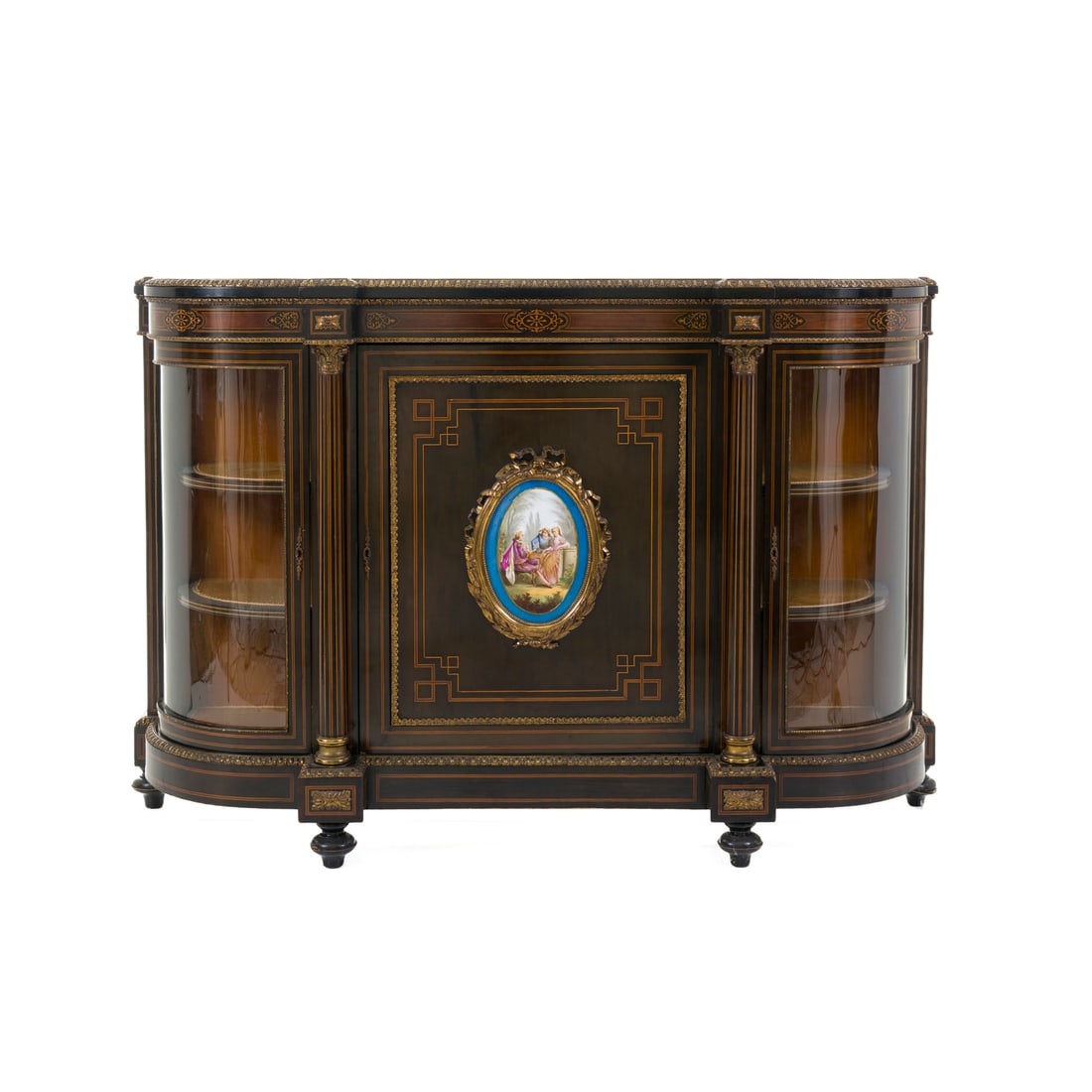 Credenza, Inghilterra, XIX secolo: Credenza a vetrina Legno ebanizzato e finiture in bronzo Inghilterra, periodo vittoriano, XIX secolo 118 x 178 x 53 cm Fronte con anta centrale finemente intarsiata decorata con placca in porcellana e