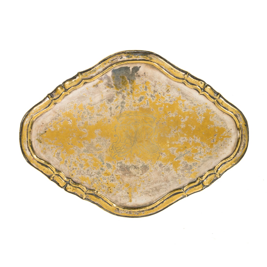 Centrotavola, probabilmente Italia, XVIII secolo: Centrotavola con al centro decoro finemente inciso raffigurante stemma nobiliare italiano Legno rivestito da metallo dorato Probabilmente Italia, XVIII secolo 4 X 60 X 44 cm A centrepiece with a finel