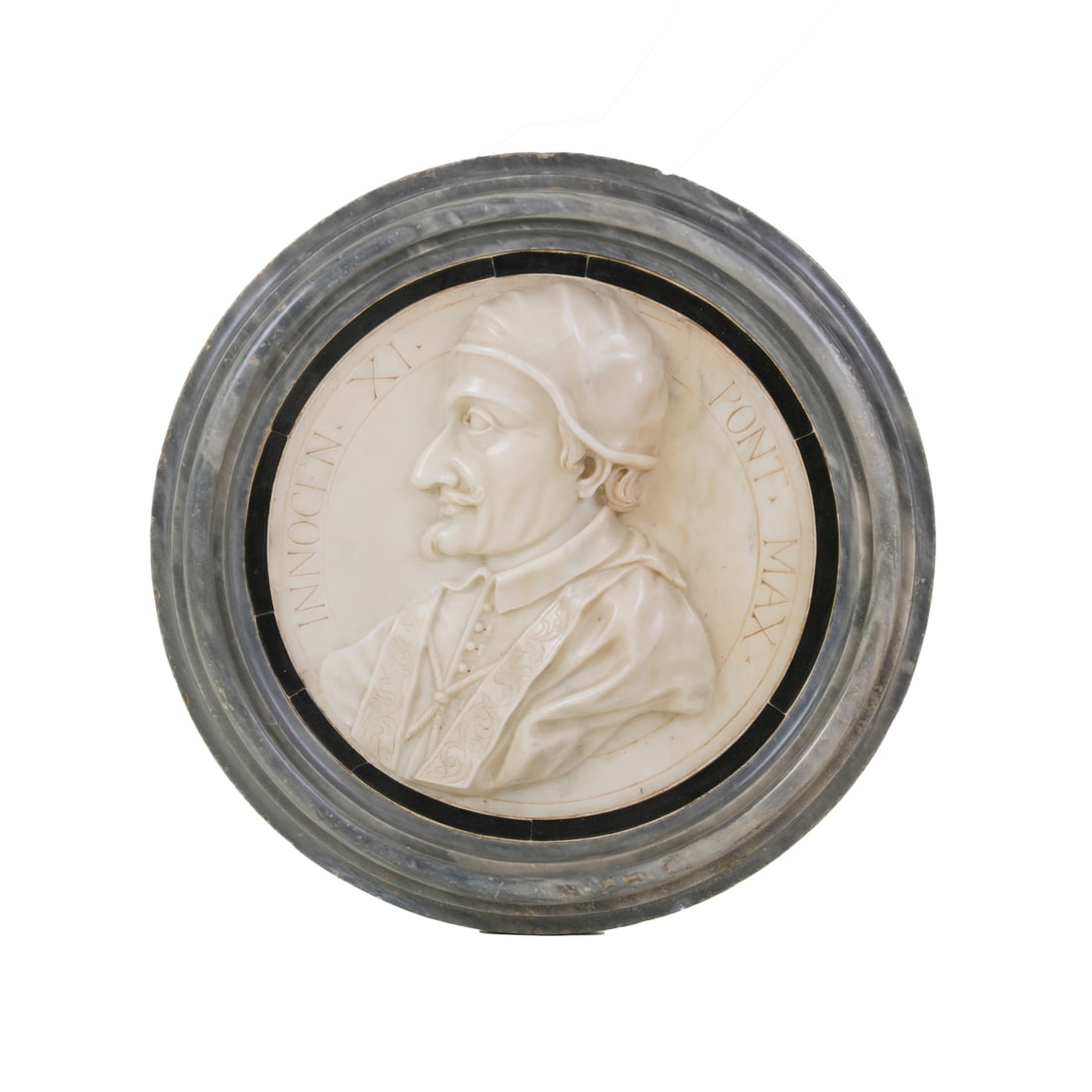 Scultore romano del XVII/XVIII secolo: Scultore romano del XVII/XVIII secolo Bassorilievo con profilo di Papa Innocenzo XI Marmo e cornice in pietra serena d 57 cm L'opera s'ispira al modello di Giovanni Martino Hamerani per la medaglia de