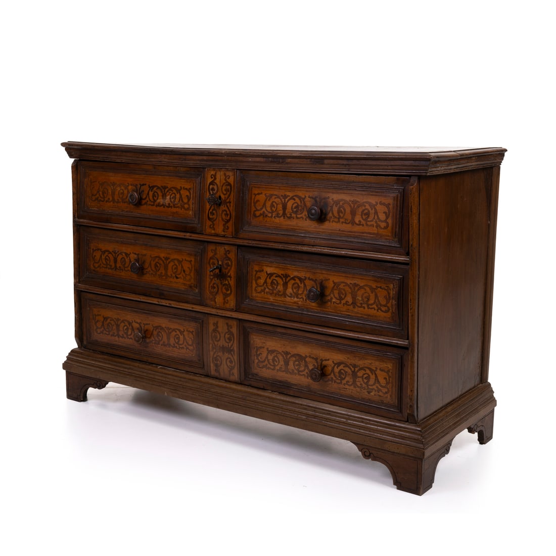 Cassettone, Lombardia, XVIII secolo: Cassettone Noce Lombardia, XVIII secolo 100 x 151 x 57 cm Fronte a tre cassetti con delicato decoro ad intarsio A chest of drawers Walnut Lombardy, 18th century 100 x 151 x 57 cm Three-drawer front wi