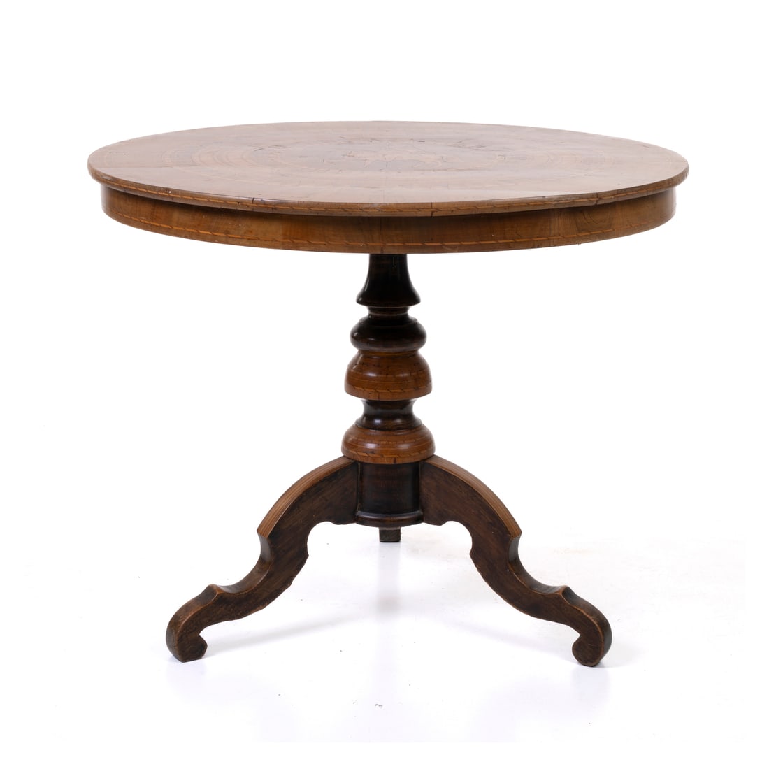 Tavolo, Rolo, seconda metà del XIX secolo: Tavolo rotondo lastronato Noce e legni pregiati Rolo, seconda metà del XIX secolo h 71 cm d 89 cm Piano con scena centrale raffigurante cavaliere Fusto tornito e gambe mosse A round veneered table Wa