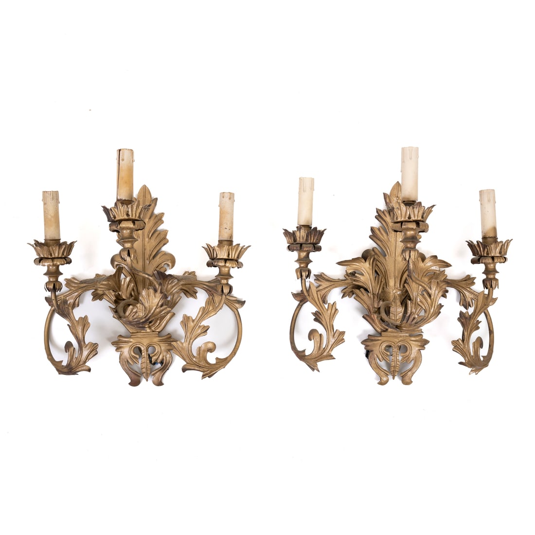 Coppia di appliques, Francia, XIX secolo: Coppia di appliques a tre luci con decoro fogliaceo Metallo dorato Francia, XIX secolo 36 x 36 cm A pair of three-light wall sconces with leaf decoration Gilt metal France, 19th century 36 x 36 cm