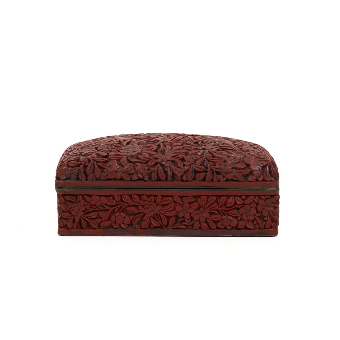 Scatola, Cina, seconda metà del XIX secolo: Scatola con uccelli e decori floreali incisi Lacca rossa Cina, Dinastia Qing, seconda metà del XIX secolo 5 x 14,3 x 10 cm A box with engraved birds and floral decoration Red lacquer China, Qing Dyna