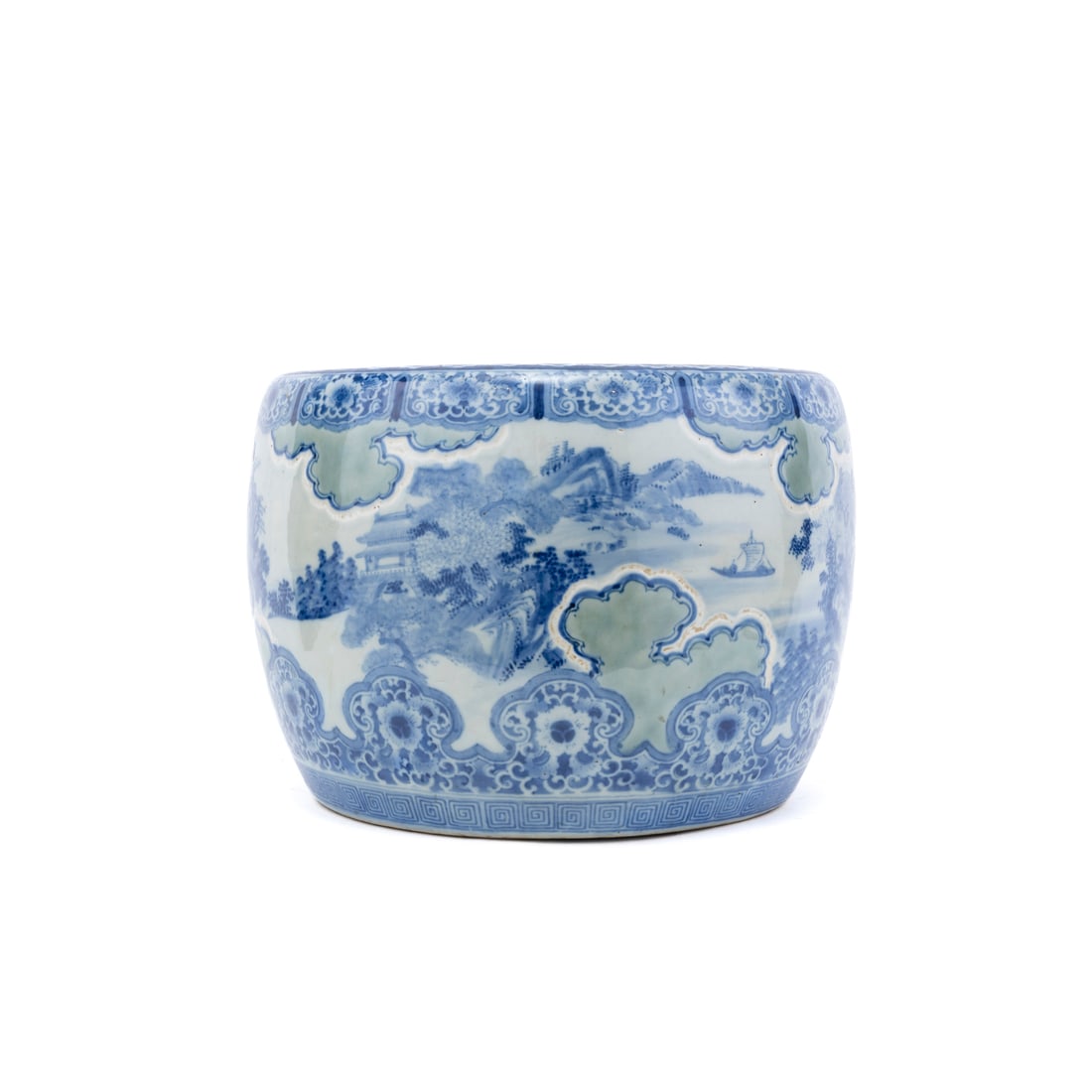 Cachepot, Cina, XX secolo: Cachepot con motivi a nuvole e decori floreali su bordi e palazzi entro paesaggi Porcellana bianca e blu con sfumature celadon Cina, Repubblica, XX secolo 33,5 x 44 cm Marchio sopra il bordo della par