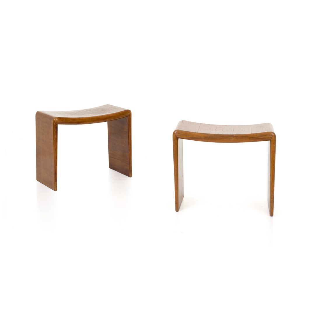 Gio Ponti (Milano 1891 - 1979) attribuito: Gio Ponti (Milano 1891 - 1979) attribuito Coppia di pouf Legno curvato e impiallacciato Prod. Italia, 1940 ca. 45 x 56 x 30 cm Gio Ponti (Milan 1891 - 1979) attributed A pair of pouffes Bent and venee