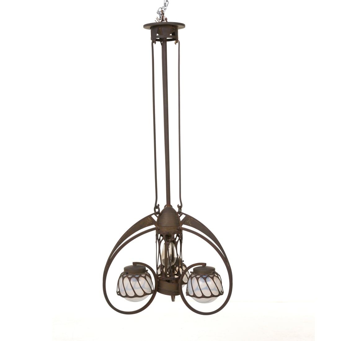 Manifattura italiana, inizio del XX secolo: Manifattura italiana Lampada a sospensione Art Nouveau Struttura in ottone, diffusori in vetro iridescente nelle tonalità dell'azzurro Prod. Italia, inizio del XX secolo 110 x 48 x 48 cm Italian manu