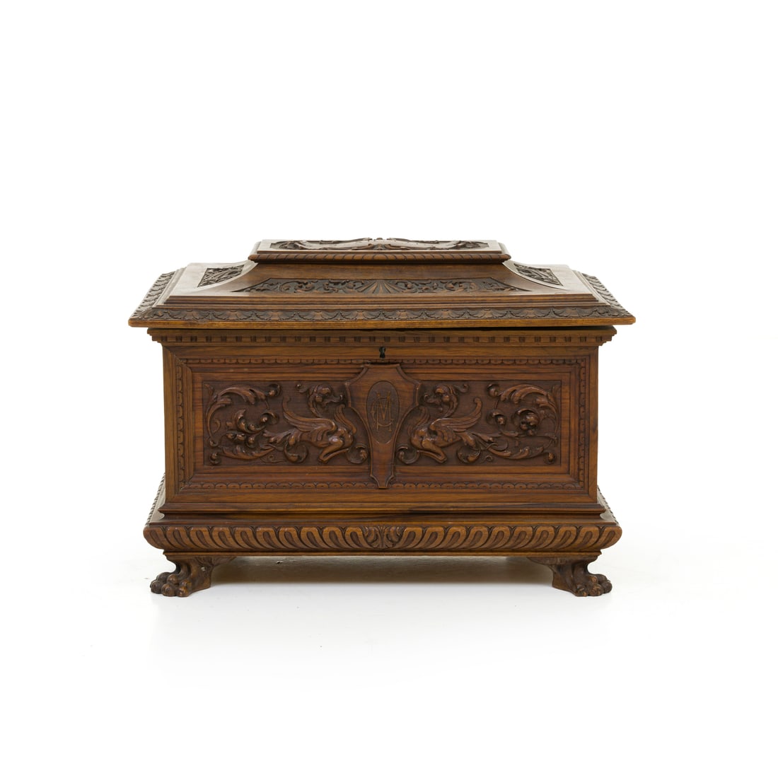 Scrigno, fine del XIX secolo: Scrigno in stile neorinascimentale Legno di noce intagliato Fine del XIX secolo 31,5 x 44,5 x 32,5 cm A neo-Renaissance style casket Carved walnut wood Late 19th century 31,5 × 44,5 × 32,5 cm