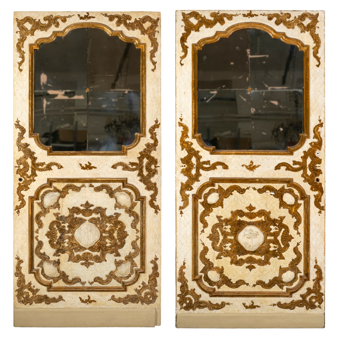 Coppia di porte, XVIII secolo: Coppia di porte Legno laccato e dorato con specchi superiori e intagli stilizzati XVIII secolo 250 x 114 cm A pair of doors Lacquered and gilt wood, with upper panels and stylised carved decoration 18