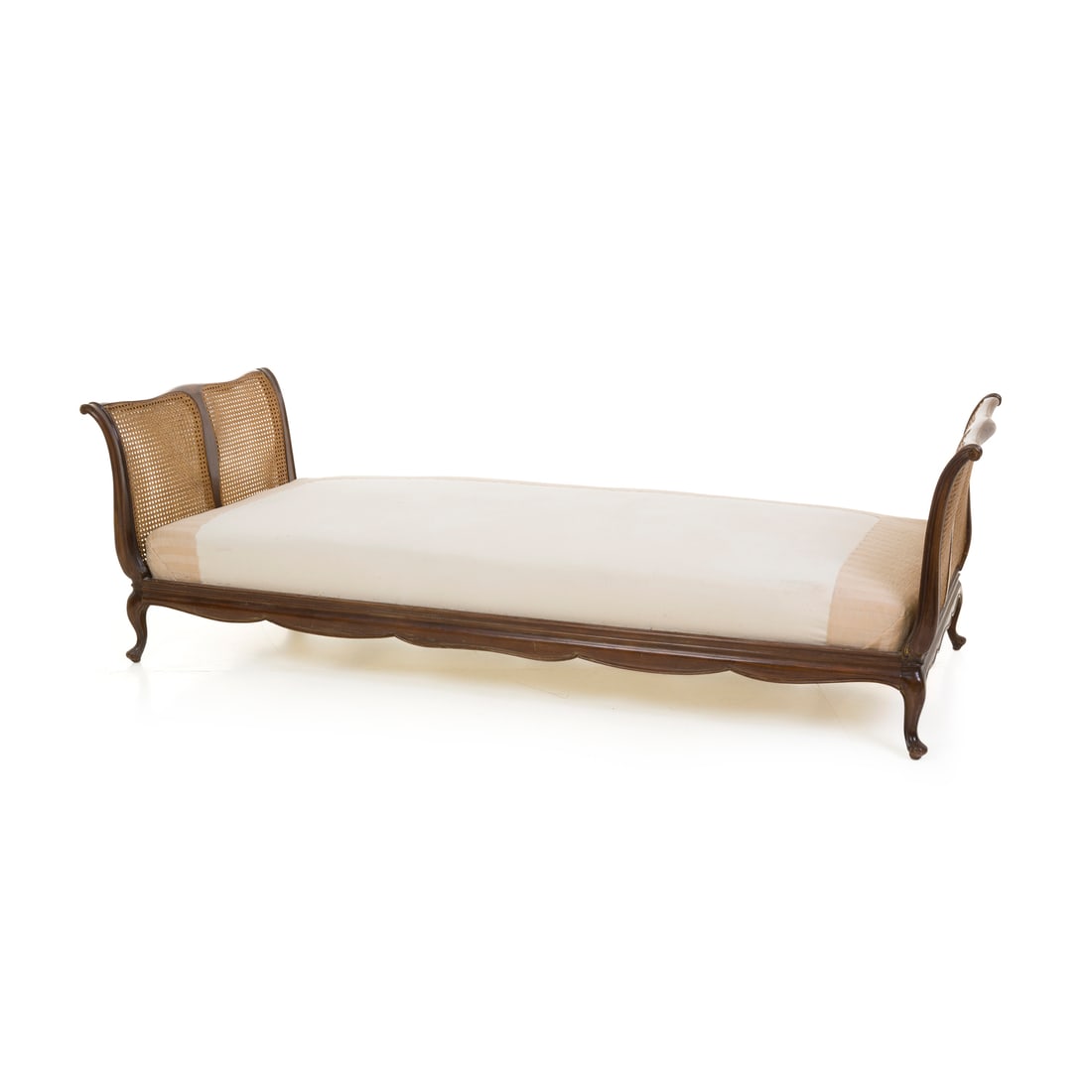Dormeuse, Italia, inizio del XX secolo: Dormeuse Noce e con fianchi in paglia di Vienna Italia, inizio del XX secolo 70 x 224 x 89 cm A dormesue Walnut with Vienna straw sides Italy, early 20th century 70 x 224 x 89 cm