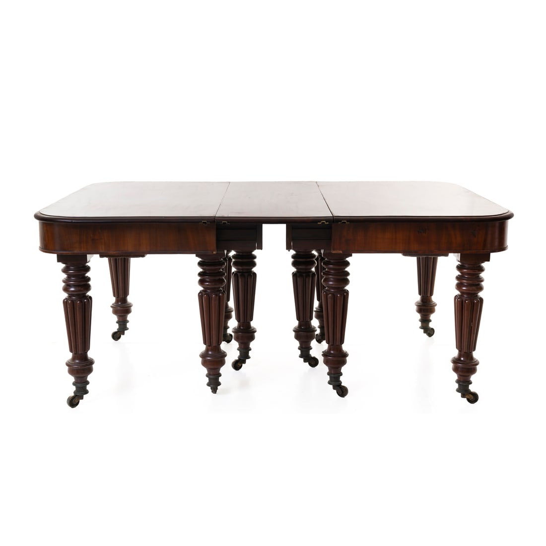 Tavolo, Inghilterra, prima metà del XIX secolo: Tavolo allungabile Legno Inghilterra, periodo tardo georgiano, prima metà del XIX secolo 75 x 130 x 110,5 cm (chiuso) 75 x 430 x 110,5 cm (tutto esteso) Piano completo di cinque prolunghe, gambe torn