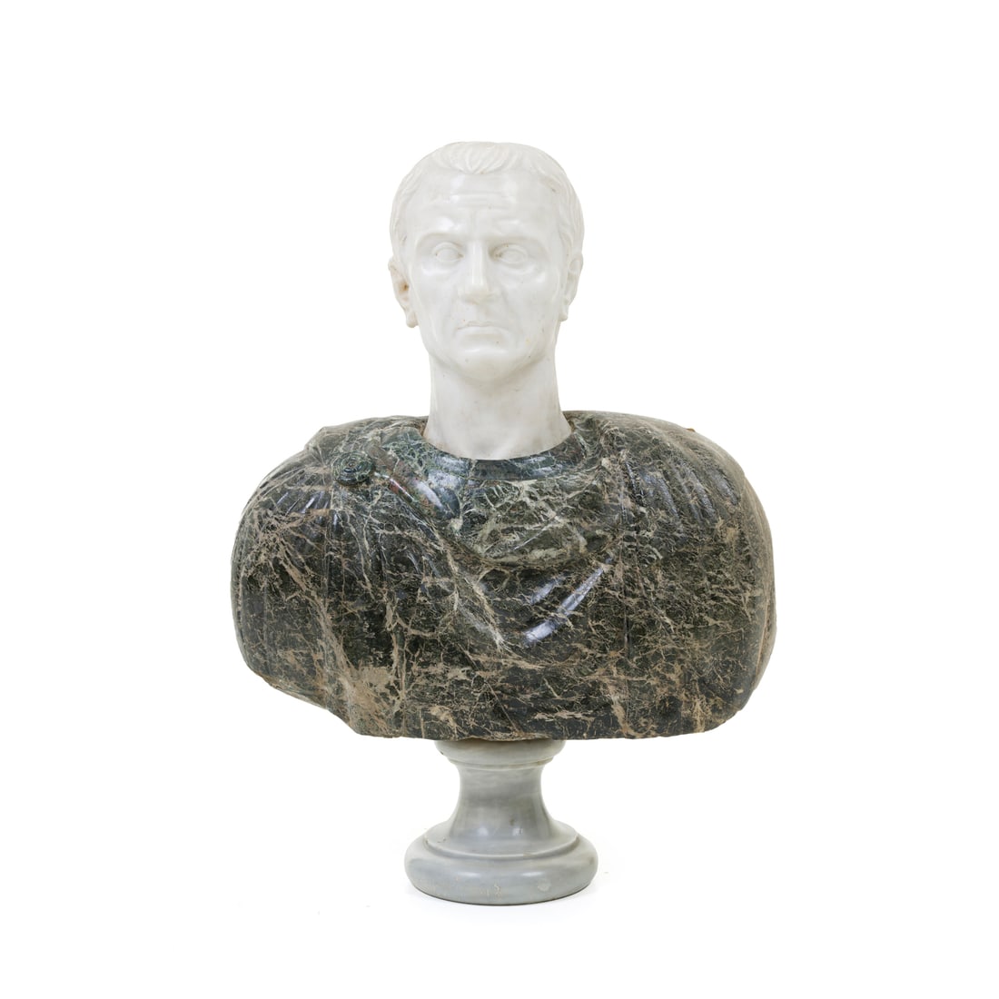 Scultore italiano del XIX secolo: Scultore italiano del XIX secolo Busto di Giulio Cesare (?) Marmo 69 x 50 x 19 cm Italian sculptor of the 19th century Bust of Julius Caesar (?) Marble 69 x 50 x 19 cm