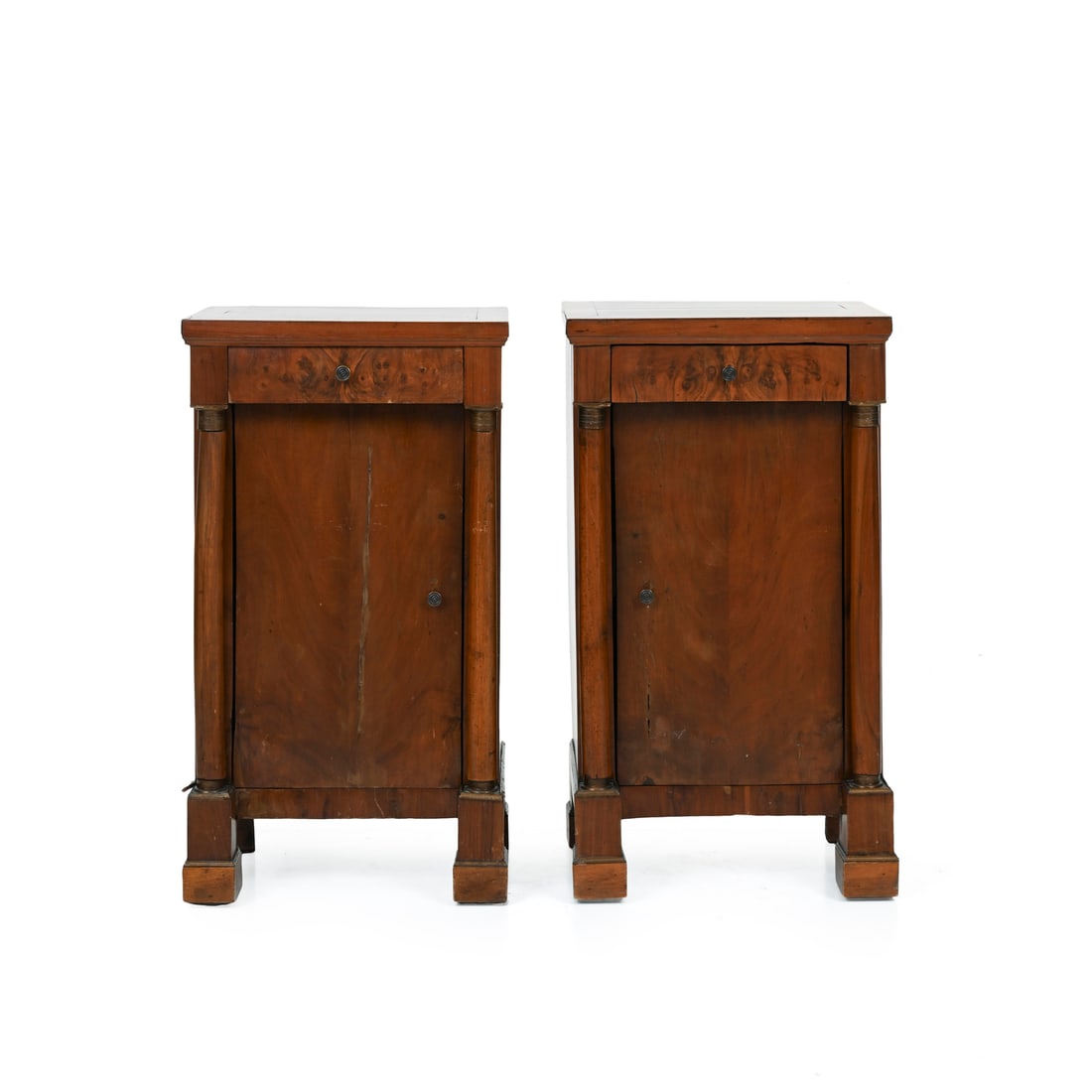Coppia di comodini, Italia, XIX secolo: Coppia di comodini in stile Impero Legno di noce con finiture in bronzo dorato Italia, XIX secolo 78 x 42 x 31,5 cm Cassetto sottopiano sull'anta centrale con colonne laterali A pair of Empire-style b