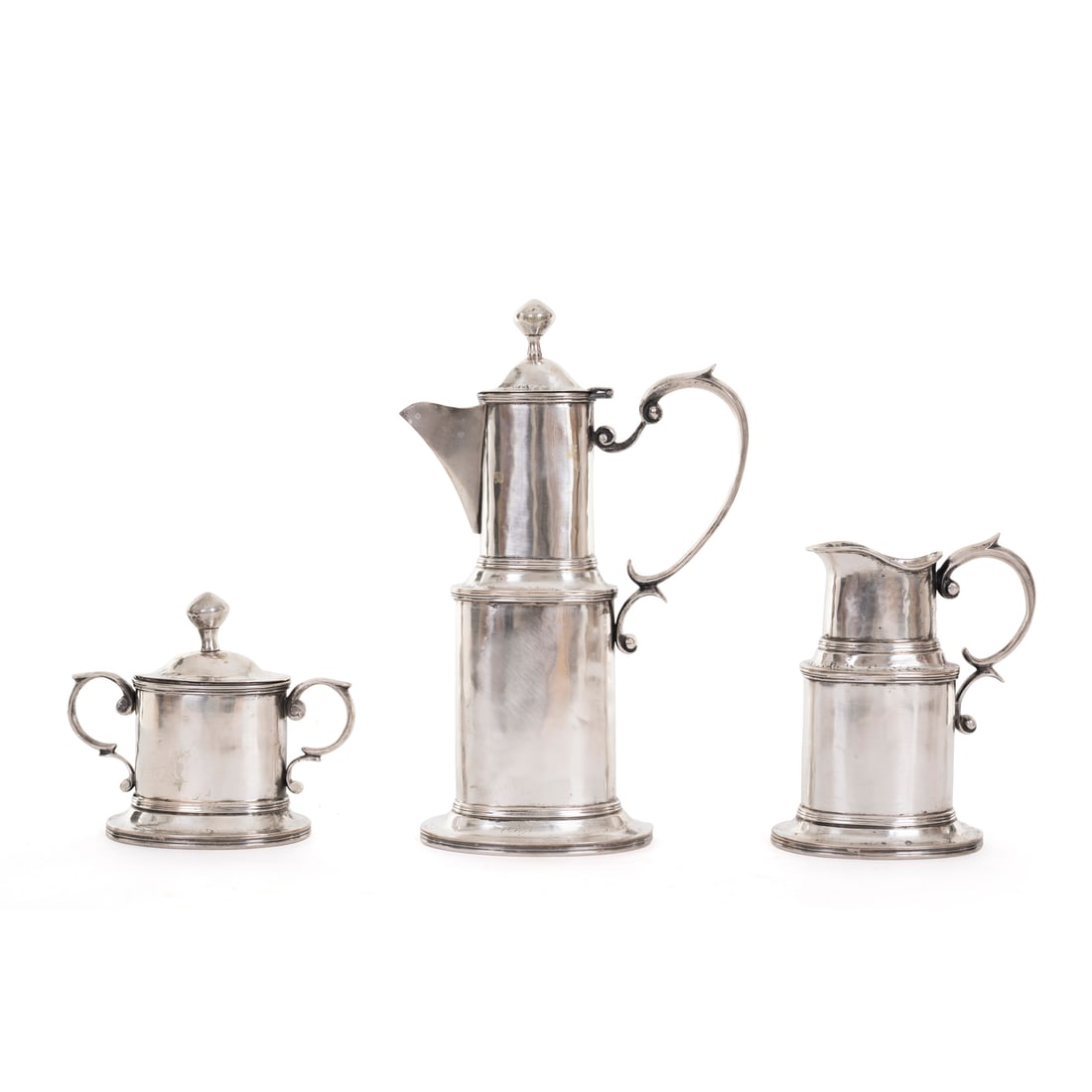 Servizio in argento, Vicenza, inizio del XX secolo: Servizio composto da caffettiera, zuccheriera e lattiera Corpi sagomati lisci con impugnature a voluta Argento Argenteria italiana (VI 230) Vicenza, inizio del XX secolo Titolo d'argento 800/000 29 x 