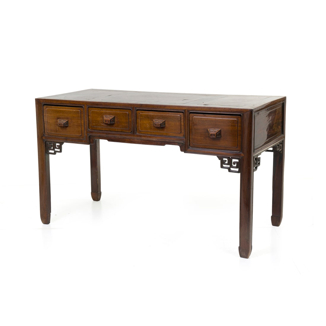 Scrivania, Cina, inizio del XX secolo: Scrivania Struttura in legno di Jumu e Huamu e legno scolpito, intarsi in ottone sul piano Cina, inizio del XX secolo 77 x 135 x 60 cm A writing desk Jumu and Huamu wood structure with carved wood and