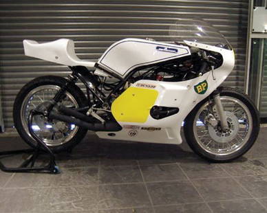 SPARTON-SUZUKI 500: Sparton frames were manufactured by Barry Hart together with other racing related accessories. Early versions were built to house Yamaha 125cc twins and he was also responsible for triples 350 and