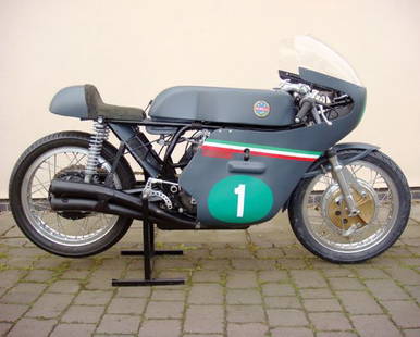 1967/8 BENELLI RACING REPLICA: Benelli returned to the 250cc Grand Prix Class in 1959, having won the 1950 250cc World Championship in 1950 with Dario Ambrosini, with a revised version of their well proven, although slightly dated