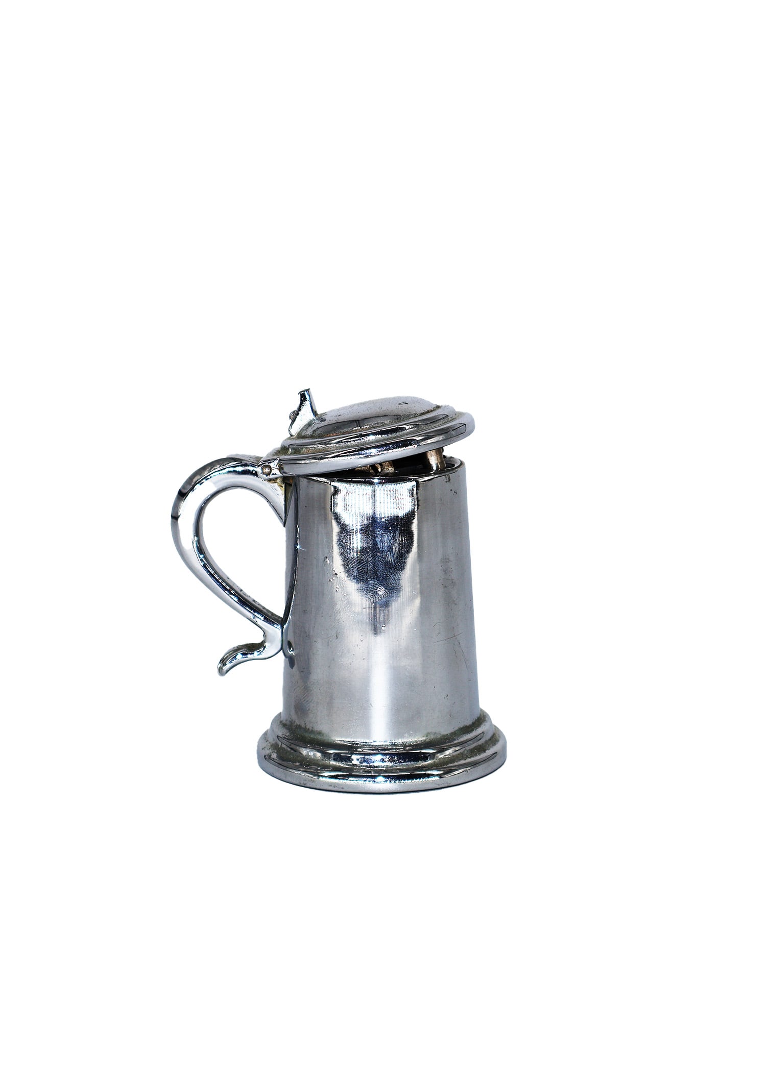 Dunhill Tankard Table Lighter: The Dunhill Tankard Lighter, dating back to circa 1949, is a timeless piece of craftsmanship that exudes elegance and sophistication. Designed in the form of a tankard, this lighter boasts a unique an