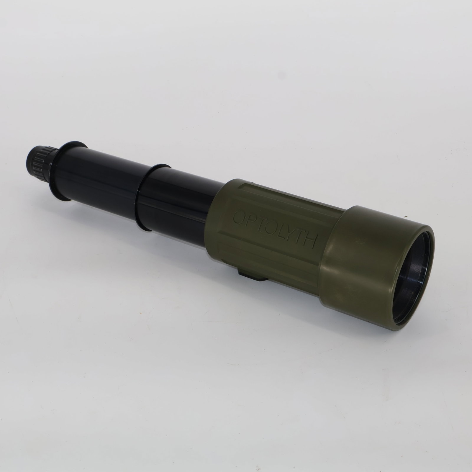 Ausziehfernrohr (Spektiv), Optolyth, Mod.: 30 x 80,: The Ausziehfernrohr (Spektiv) by Optolyth, Model: 30x80, features a durable green rubber armor exterior for added protection and grip. Engineered with lens and eyepiece impact protection made of rubbe