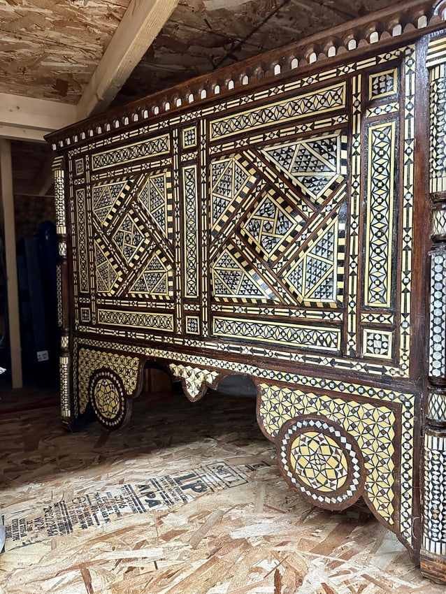 Old Syrian Desk with Intricate Bone and Mother of Pearl Inlay.: "Old Syrian Desk with Bone and Mother of Pearl Inlay – Vintage Condition"This vintage Syrian desk showcases intricate bone and mother-of-pearl inlay, exuding old-world charm and craftsmanship. While