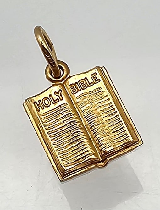 Signed G 14K Gold Holy Bible Pendant 1.4 G: Signed G 14K Gold holy Bible Pendant q.4 g