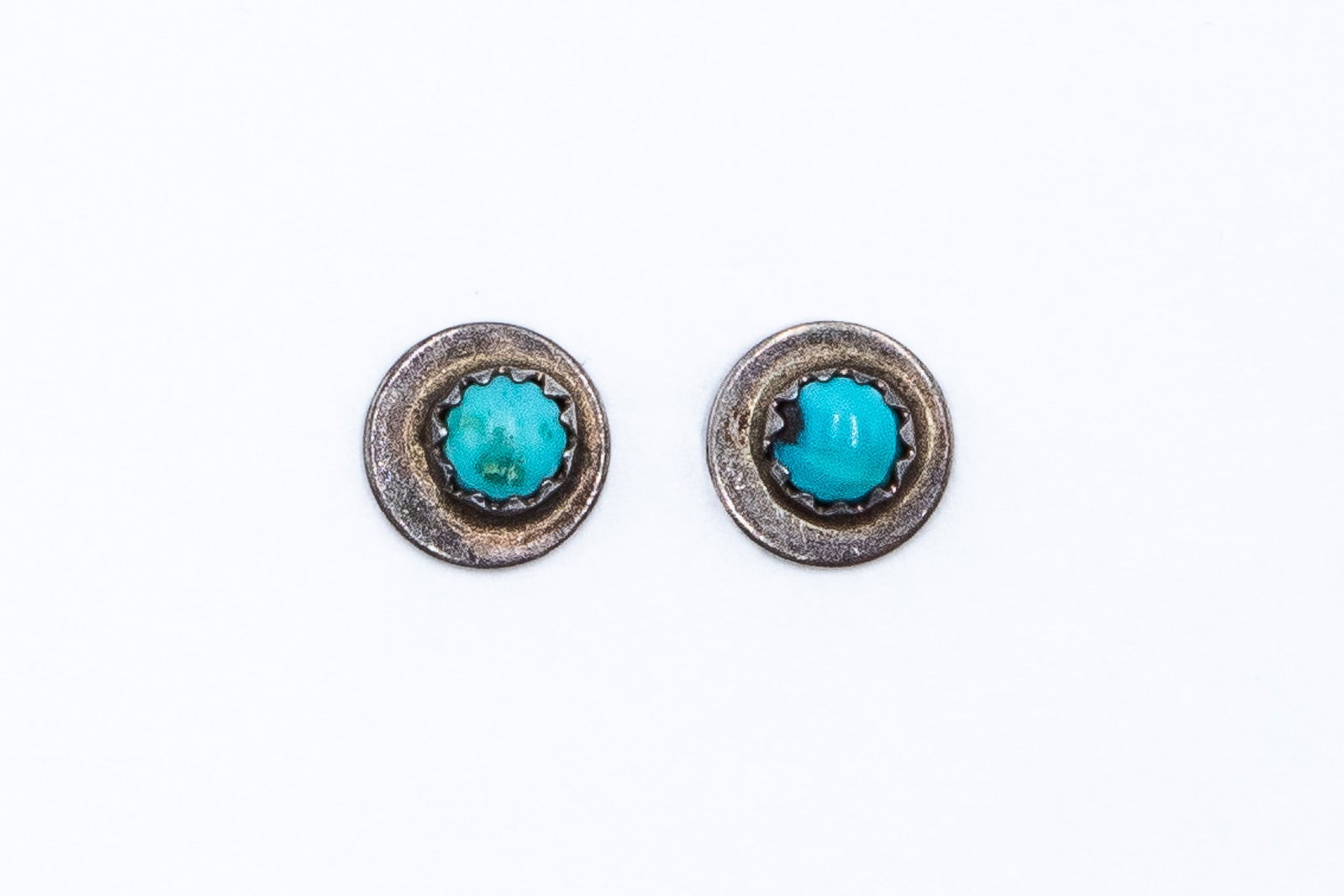 Vintage Navajo Turquoise Sterling Stud Earrings: Vintage Navajo Turquoise Sterling Stud Earrings 1g