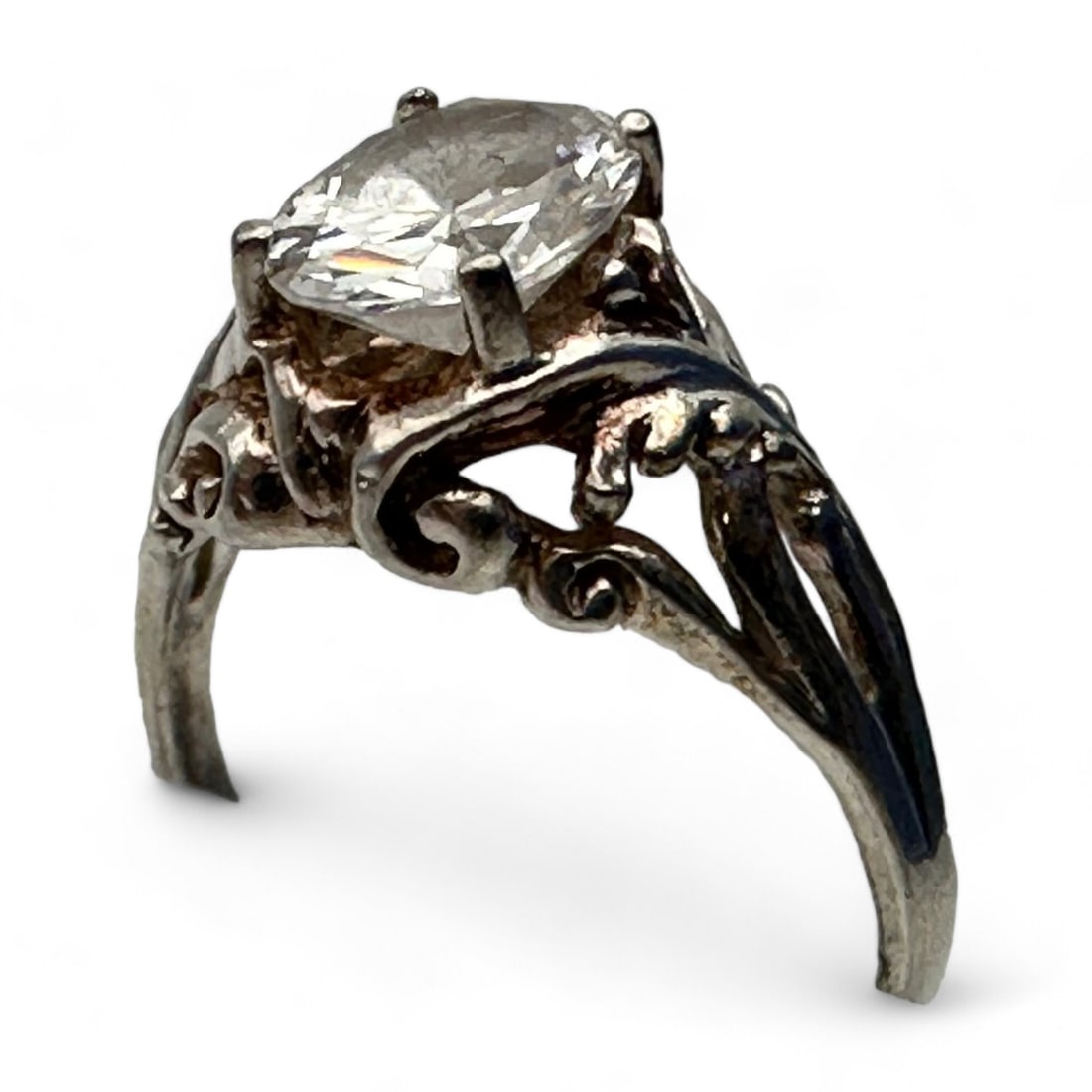 Sterling Silver Ring With Intricate Band And Clear Rhinestone Size 8.5. 4.09 G.: Sterling Silver Ring With Intricate Band And Clear Rhinestone Size 8.5. 4.09 G.