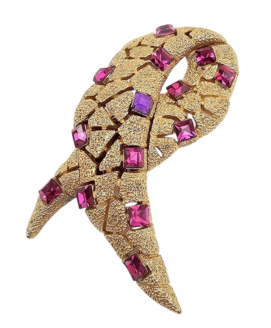 Crown Trifari Vintage Pink Rhinestone Textured Gold Tone Ribbon Brooch (1 of 3)