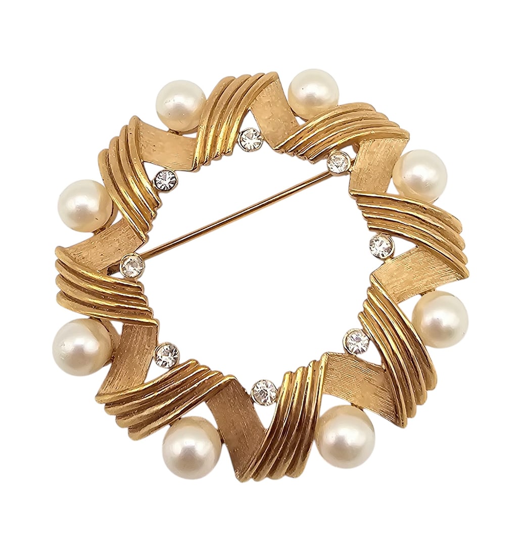 Crown Trifari Rhinestone Pearl Gold Tone Circle Wreath Brooch: Crown Trifari Rhinestone Pearl Gold Tone Circle Wreath Brooch