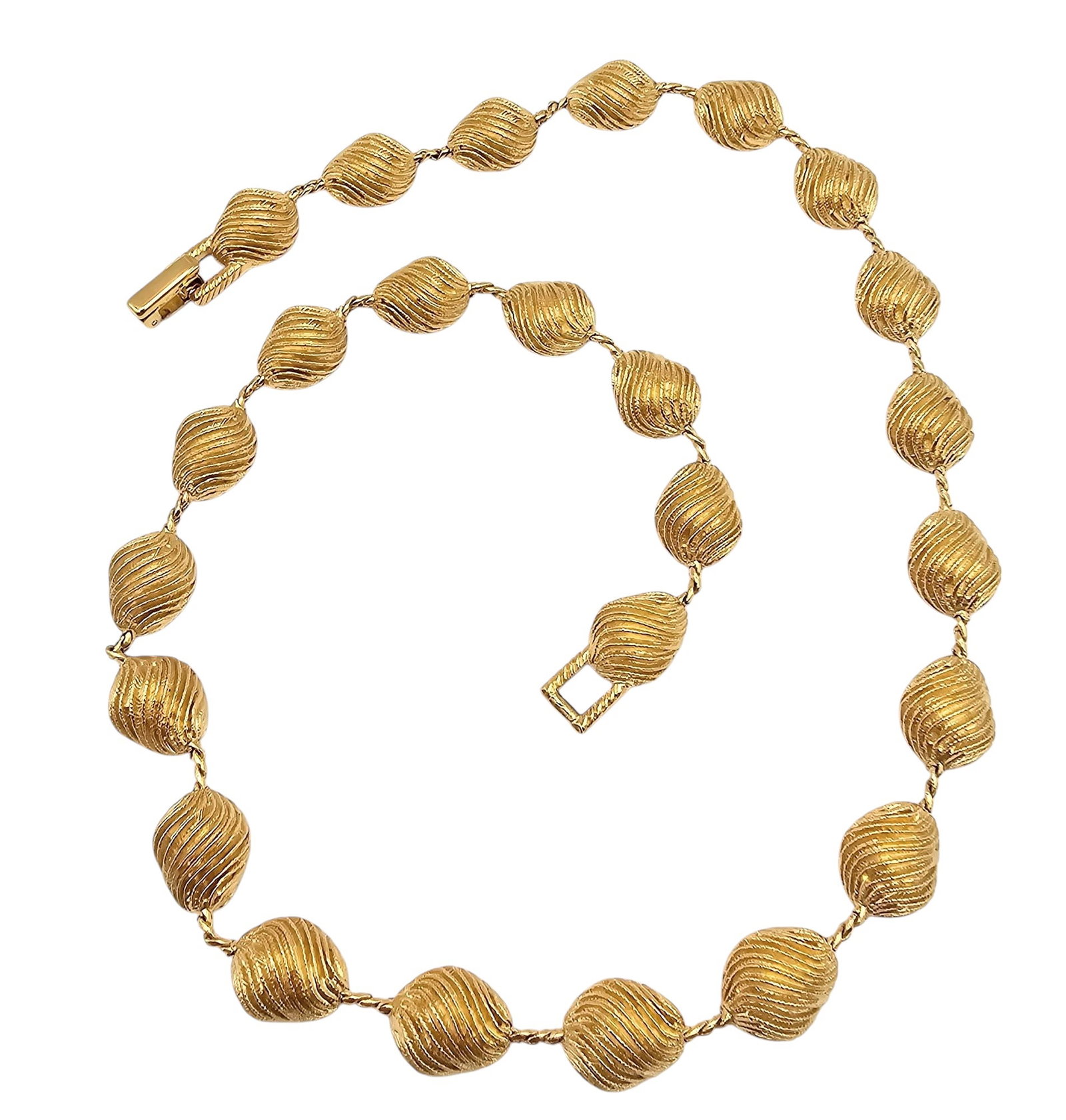 Crown Trifari Gold Tone Ribbed Shell Necklace: Crown Trifari Gold Tone Ribbed Shell Necklace