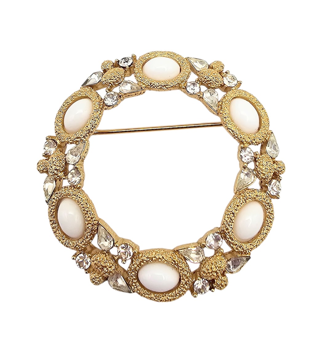 Crown Trifari Vintage Textured Gold Tone Rhinestone White Nest Bird Wreath Brooch: Crown Trifari Vintage Textured Gold Tone Rhinestone White Nest Bird Wreath Brooch